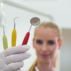 dentista-con-strumenti-colorati